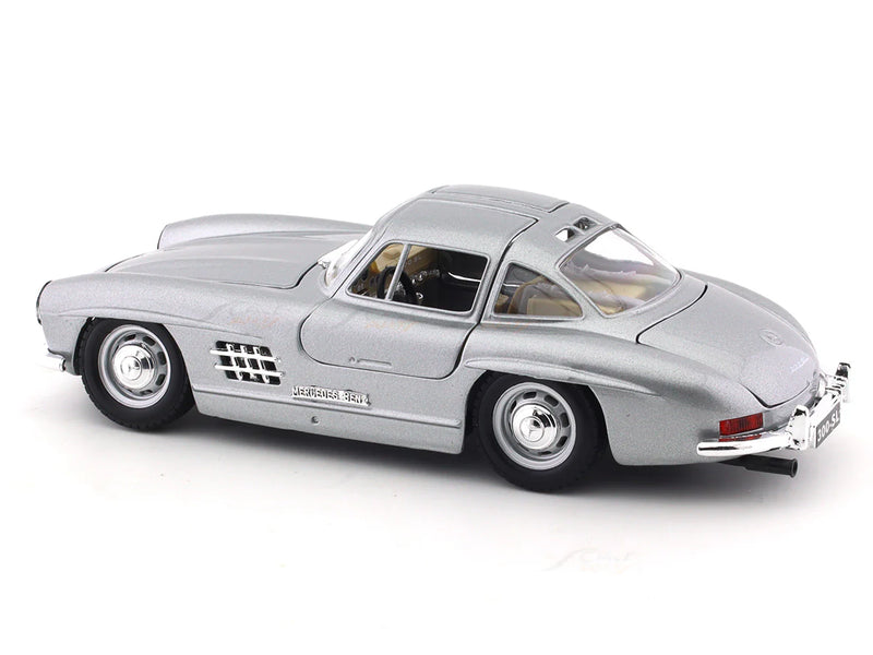 Bburago 1954 Mercedes-Benz 300 SL silver 1:24 Bburago licensed diecast Scale Model car
