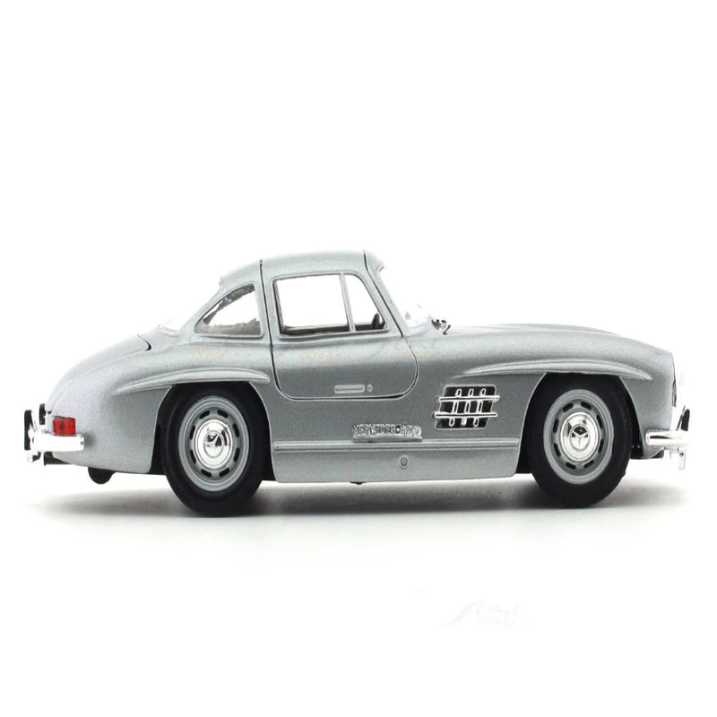 Bburago 1954 Mercedes-Benz 300 SL silver 1:24 Bburago licensed diecast Scale Model car