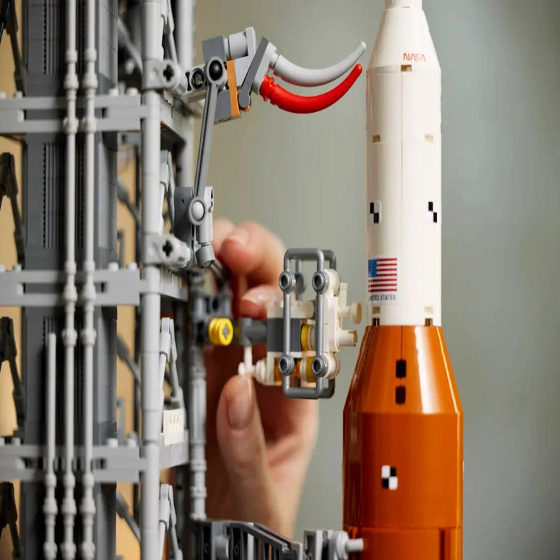 Lego 10341 Icons NASA Artemis Space Launch System (3601 Pieces)