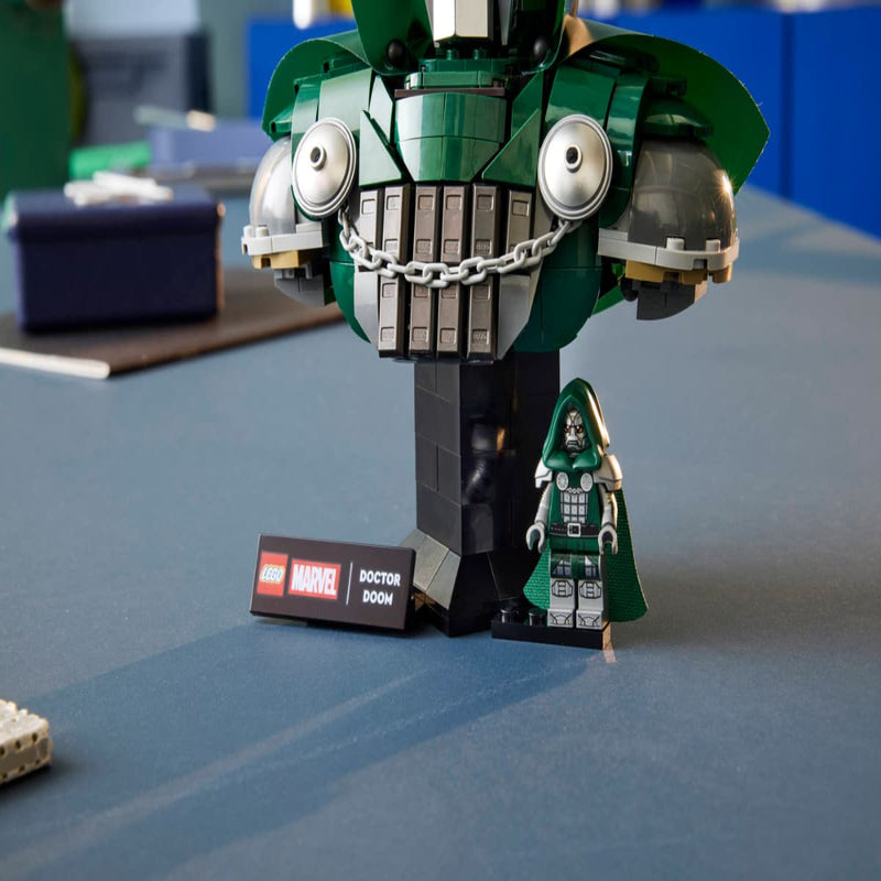 Lego 76345 Super Heroes Doctor Doom Bust (379 pcs)